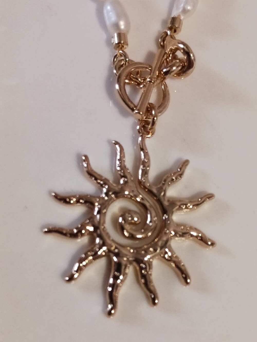 Gorgeous! ⚜️Goldtone🌞 Sun Pearl Pendant Necklace - White Faux Freshwater Pearls - Picture 6 of 7